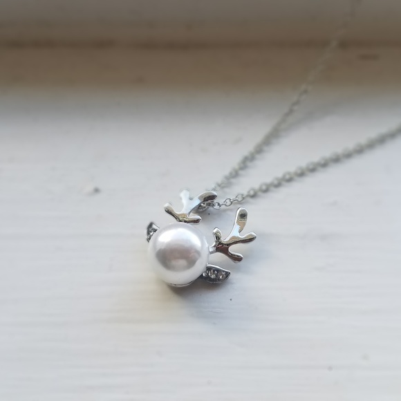 Silver Reindeer Necklace | Christmas Pearl - Picture 4 of 4